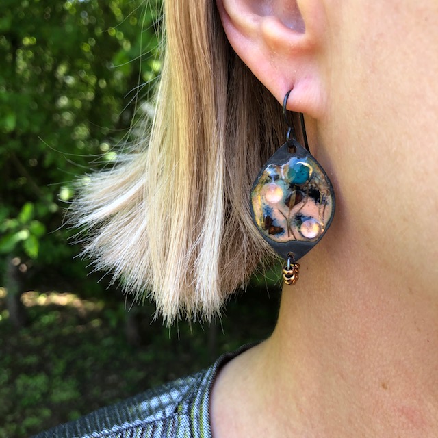 Boucles d'oreilles composées de pendentifs artisanaux en laiton émaillé et de perles de rocaille Toho. Crochets d'oreilles en niobium. Pièces uniques.