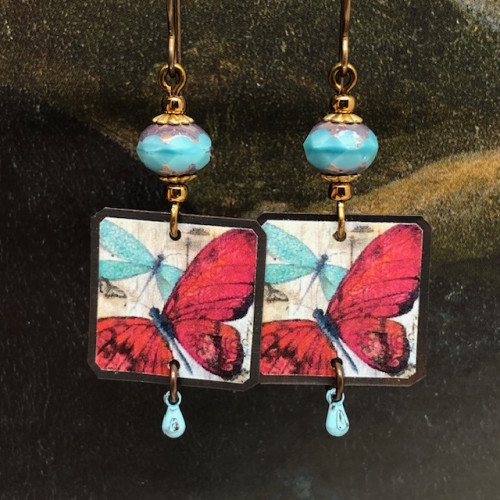 Boucles d’oreilles bohème chic composées de pendentifs en cuivre illustré représentant un arbre aux fleurs roses. Bijoux uniques et poétiques.