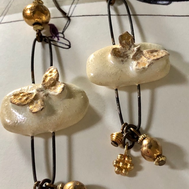 Boucles d'oreilles composées de perles et pendentifs artisanaux en céramique. Breloques en vermeil Thaï Karen. Pièces uniques.