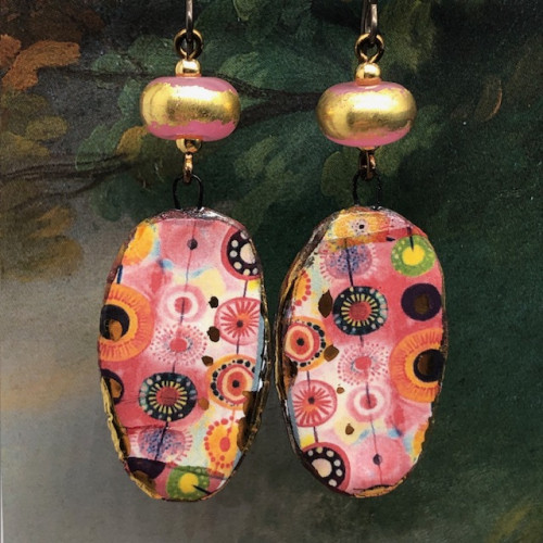 Longues boucles d'oreilles colorées composées de pendentifs en céramique avec un motif de patchwork rose et orange. Bijoux uniques de créateur.