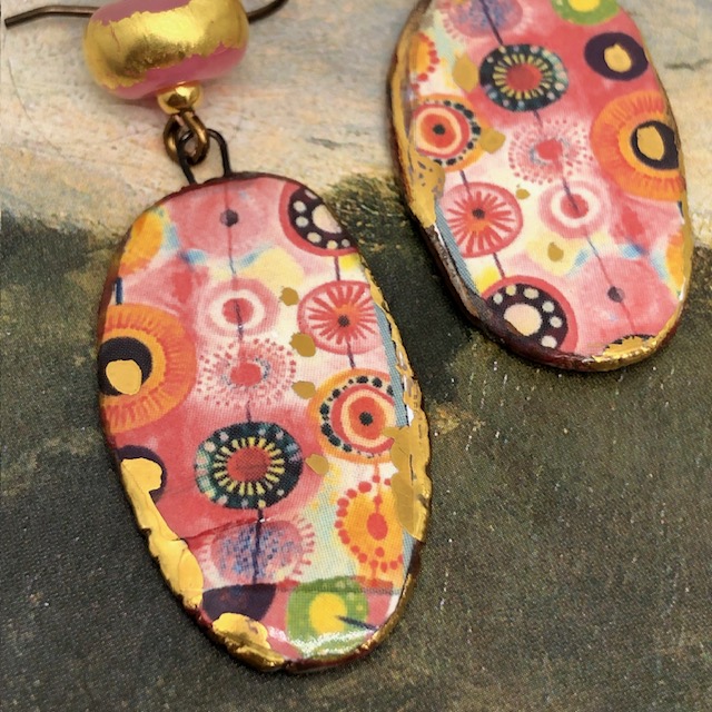 Longues boucles d'oreilles colorées composées de pendentifs en céramique avec un motif de patchwork rose et orange. Bijoux uniques de créateur.
