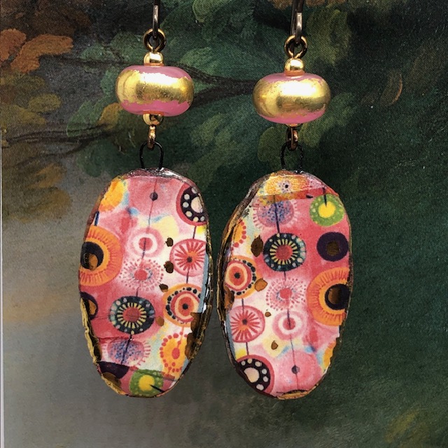 Longues boucles d'oreilles colorées composées de pendentifs en céramique avec un motif de patchwork rose et orange. Bijoux uniques de créateur.