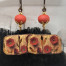 Boucles d'oreilles bohème chic composées de pendentifs en céramique qui représentent des pavots. Bijoux uniques de créateur.
