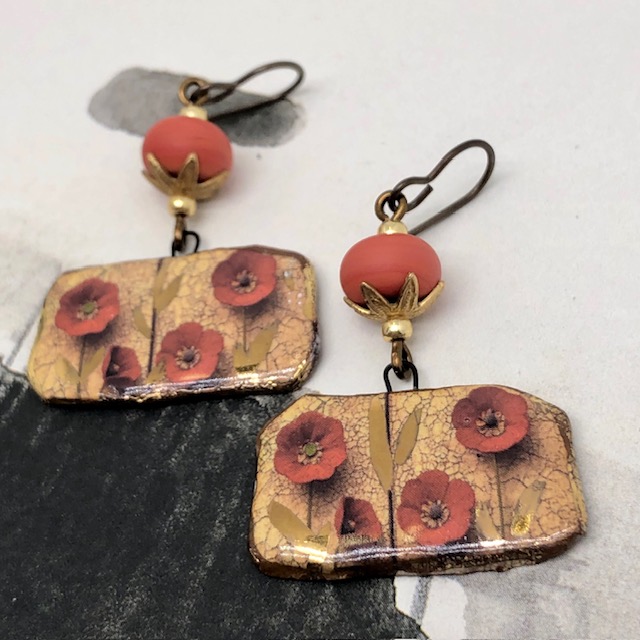 Boucles d'oreilles bohème chic composées de pendentifs en céramique qui représentent des pavots. Bijoux uniques de créateur.