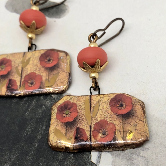 Boucles d'oreilles bohème chic composées de pendentifs en céramique qui représentent des pavots. Bijoux uniques de créateur.