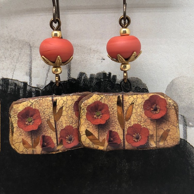 Boucles d'oreilles bohème chic composées de pendentifs en céramique qui représentent des pavots. Bijoux uniques de créateur.