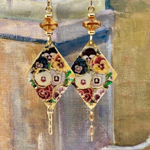 Boucles d'oreilles bohèmes composées de pendentifs émaillés avec un motif de pensées aux couleurs automnales. Bijoux uniques de créateur.