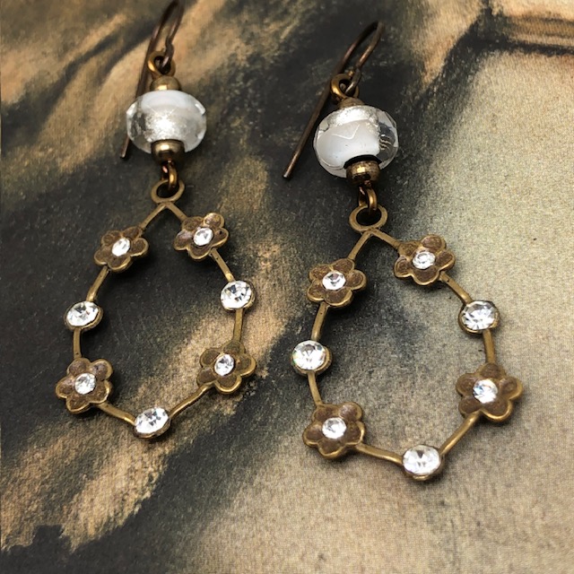 Boucles d'oreilles Petites fleurs blanches, cristal, vintage – Image 4
