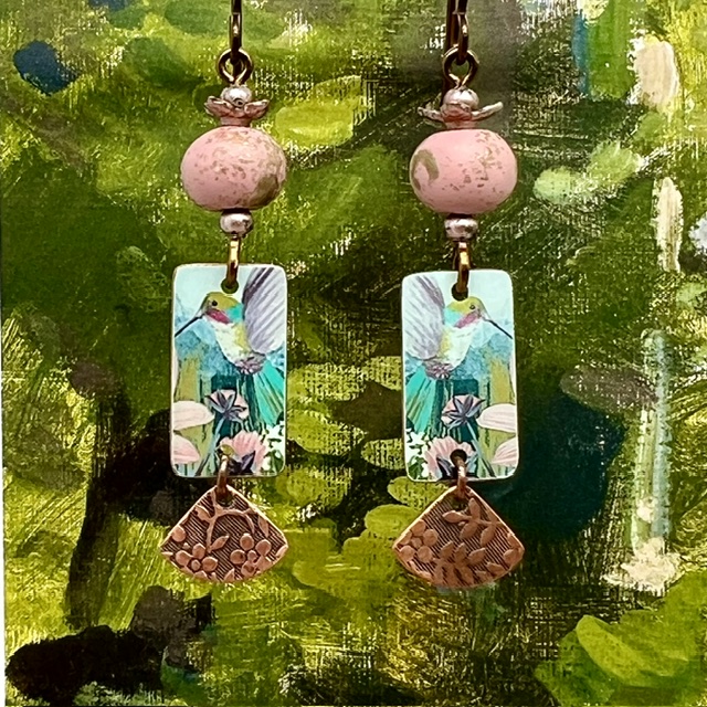 Petites boucles d'oreilles bohèmes multicolores composées de pendentifs en laiton illustré représentant un colibri. Bijoux uniques de créateur.
