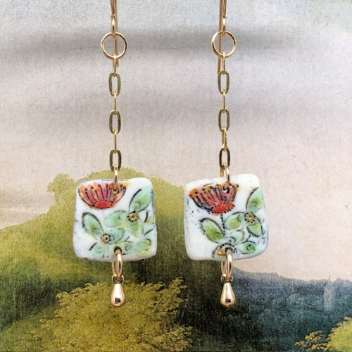 Petites boucles d'oreilles asymétriques composées de pendentifs en porcelaine avec représentant un coquelicot. Bijoux bohèmes de créateur.