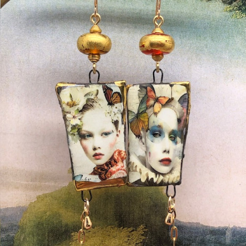Longues boucles d’oreilles asymétriques Pierrot et Colombine composées de pendentifs en céramique et de perles en verre filé à la flamme.