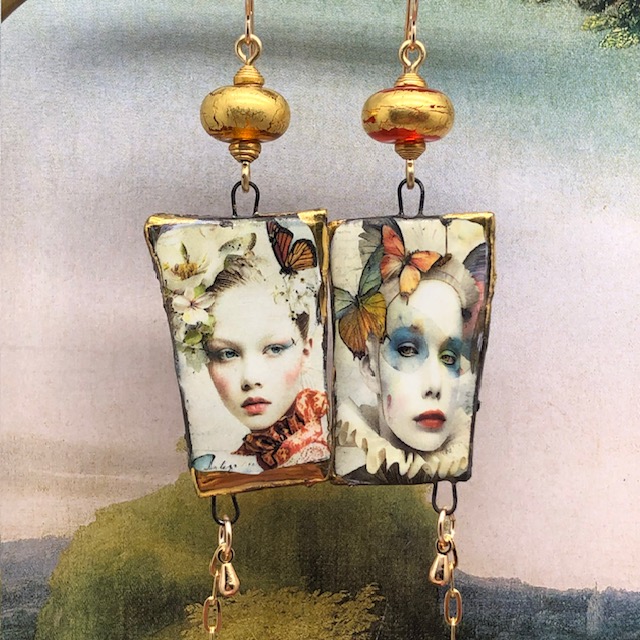 Longues boucles d’oreilles asymétriques Pierrot et Colombine composées de pendentifs en céramique et de perles en verre filé à la flamme.