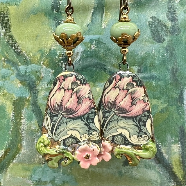 Boucles d'oreilles asymétriques composées de pendentifs en céramique qui reprennent "The Pimpernel", un motif végétal de William Morris. Bijoux de créateur.