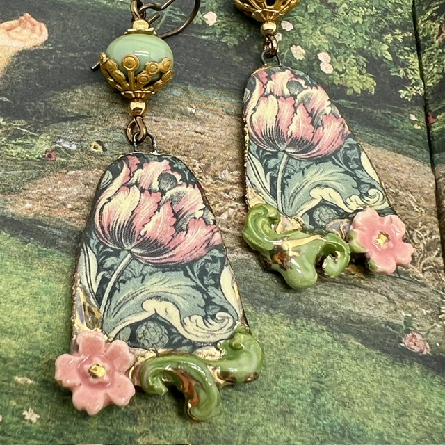 Boucles d'oreilles asymétriques composées de pendentifs en céramique qui reprennent "The Pimpernel", un motif végétal de William Morris. Bijoux de créateur.