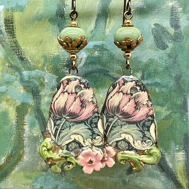 Boucles d'oreilles asymétriques composées de pendentifs en céramique qui reprennent "The Pimpernel", un motif végétal de William Morris. Bijoux de créateur.