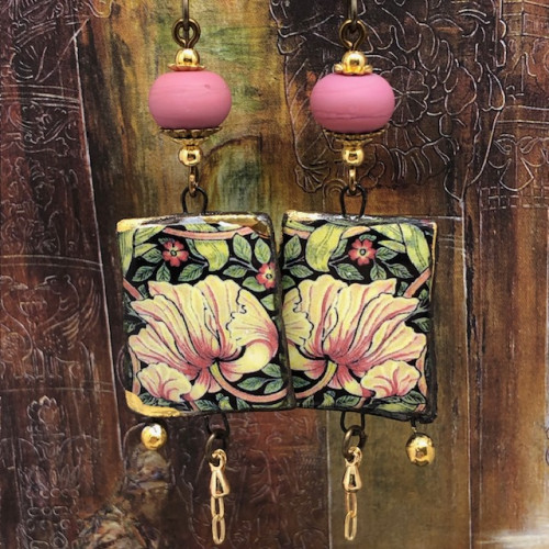 Boucles d'oreilles asymétriques composées de pendentifs en céramique qui reprennent "The Pimpernel", un motif végétal de William Morris. Bijoux de créateur.