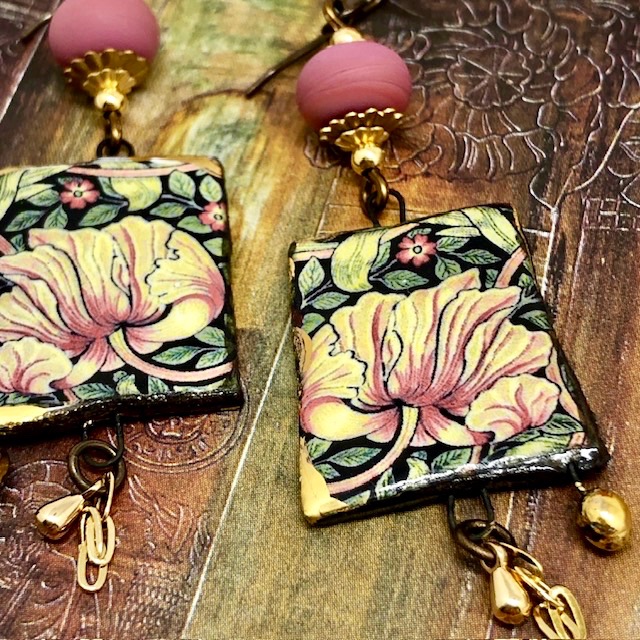 Boucles d'oreilles asymétriques composées de pendentifs en céramique qui reprennent "The Pimpernel", un motif végétal de William Morris. Bijoux de créateur.