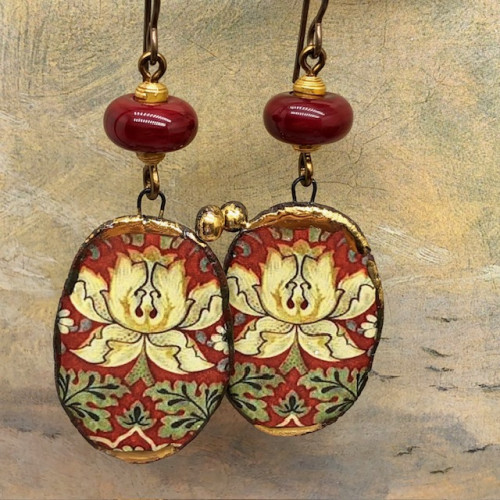 Boucles d'oreilles asymétriques composées de pendentifs en céramique qui reprennent "The Pimpernel", un motif floral de William Morris. Bijoux de créateur.