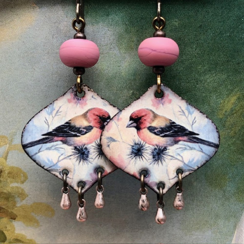 Boucles d’oreilles bohèmes composées de pendentifs en cuivre émaillé avec un oiseau rose et jaune pâle. Bijoux uniques de créateur.