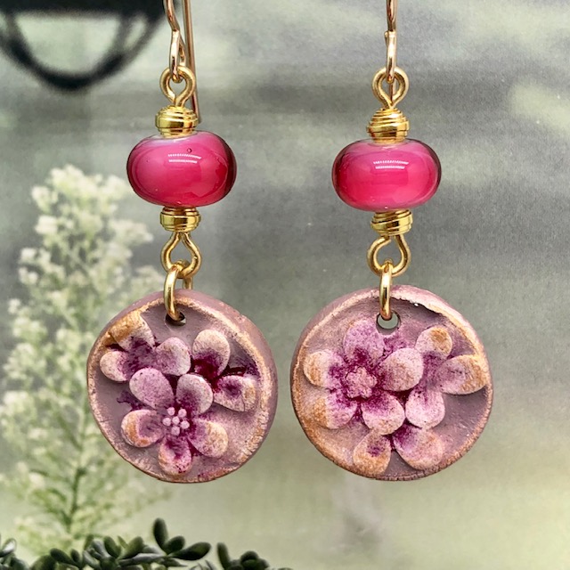 Boucles d'oreilles bohème fleurs roses composées de pendentifs artisanaux en céramique et de perles en verre filé. Pièces uniques.