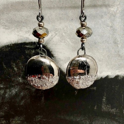 Boucles d'oreilles bohème chic composées de pendentifs artisanaux en céramique platinum et de perles en cristal Swarovski. Bijoux uniques de créateur.