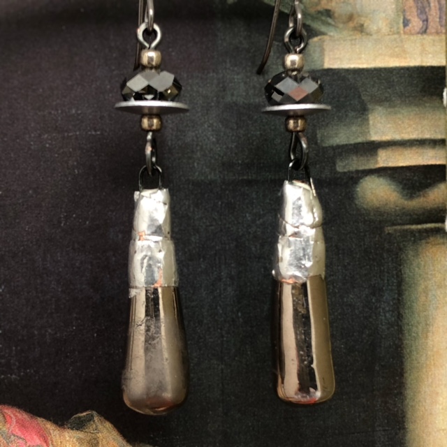 Boucles d'oreilles bohème chic composées de longs pendentifs en céramique, platine et bronze. Crochets d'oreilles en niobium. Pièces uniques.
