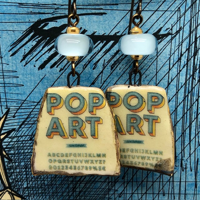 Boucles d'oreilles asymétriques rétro composées de pendentifs en céramique avec l'inscription "POP ART" en 3D. Bijoux uniques.