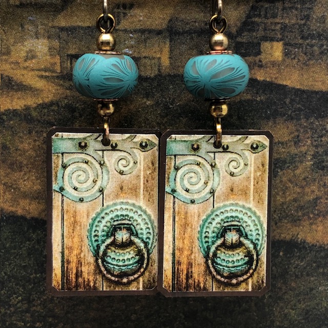 Boucles d’oreilles vintage composées de pendentifs en cuivre illustré représentant une porte ancienne, marron et vert. Bijoux uniques.