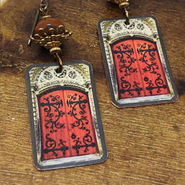 Boucles d'oreilles porte orientale composées de pendentifs en cuivre illustré rose orangé avec des arabesques. Bijoux uniques.