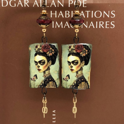 Boucles d’oreilles bohème chic composées de pendentifs en céramique avec un portrait de Frida Kahlo déguisée pour le "Dia de los Muertos. Bijoux uniques.