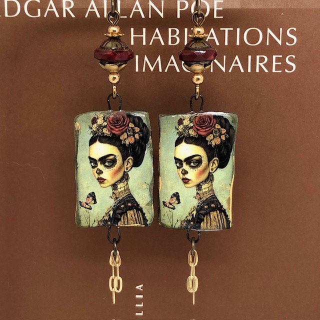 Boucles d’oreilles bohème chic composées de pendentifs en céramique avec un portrait de Frida Kahlo déguisée pour le "Dia de los Muertos. Bijoux uniques.