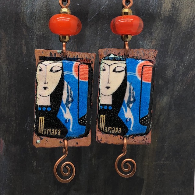 Boucles d'oreilles de créateur composées de pendentifs artisanaux en cuivre émaillé avec le portrait d'une femme dans un style rétro. Bijoux uniques.
