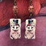 Boucles d'oreilles romantiques composées de pendentifs en céramique qui représentent un raton-laveur en tenue de mariage. Bijoux uniques.
