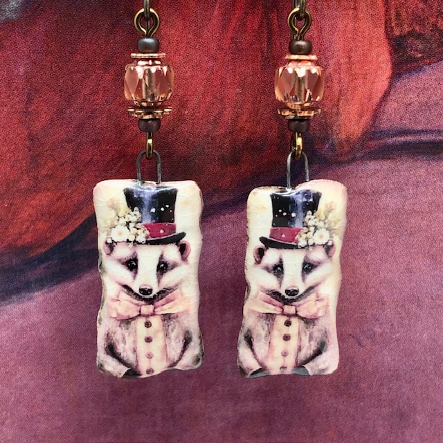 Boucles d'oreilles romantiques composées de pendentifs en céramique qui représentent un raton-laveur en tenue de mariage. Bijoux uniques.
