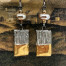 Boucles d'oreilles asymétriques et glamour composées de perles et de pendentifs en céramique or et platinum. Bijoux uniques de créateur.