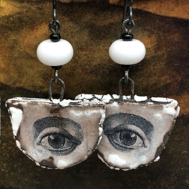 Boucles d'oreilles oeil, noires et blanches composées de pendentifs artisanaux en céramique et de perles lampwork. Bijoux uniques de créateur.