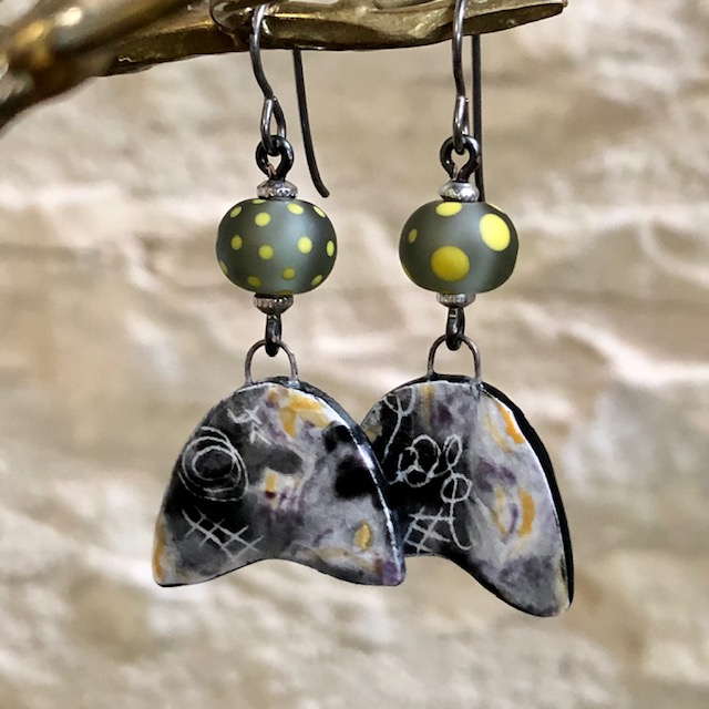 Boucles d'oreilles composées de pendentifs artisanaux en porcelaine émaillée et de perles lampwork. Crochets d'oreilles en niobium. Pièces uniques.