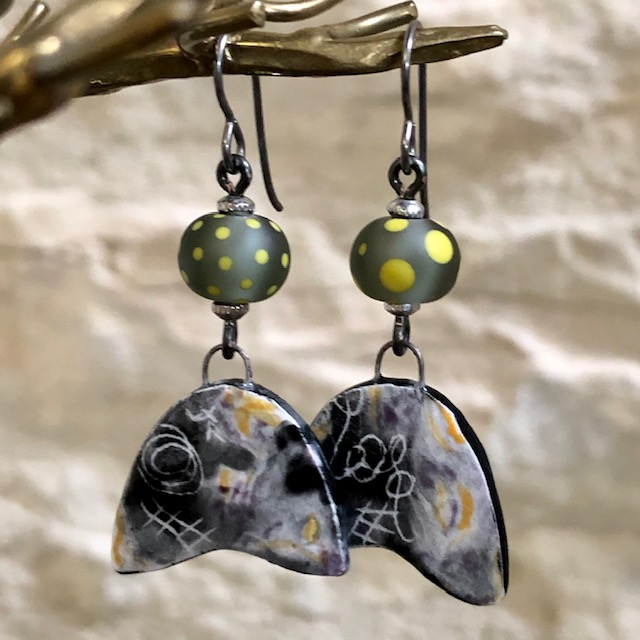 Boucles d'oreilles composées de pendentifs artisanaux en porcelaine émaillée et de perles lampwork. Crochets d'oreilles en niobium. Pièces uniques.