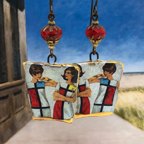 Boucles d’oreilles bohème chic composées de pendentifs artisanaux en céramique représentant deux femmes en robe Mondrian. Pièces uniques.