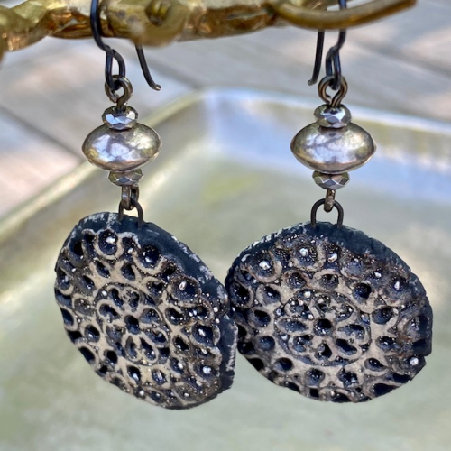 Boucles d'oreilles composées de pendentifs artisanaux en céramique et de perles en Argent Thaï Karen. Crochets d'oreille en niobium. Pièces uniques.