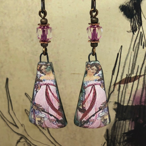 Boucles d’oreilles Art nouveau composées de pendentifs artisanaux en céramique représentant une jeune fille en robe rose. Pièces uniques.