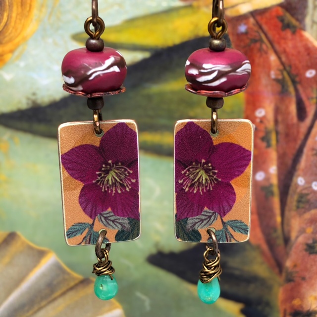 Boucles d'oreilles bohème composées de pendentifs en cuivre illustré représentant des Roses de Noël de couleur magenta. Pièces uniques.