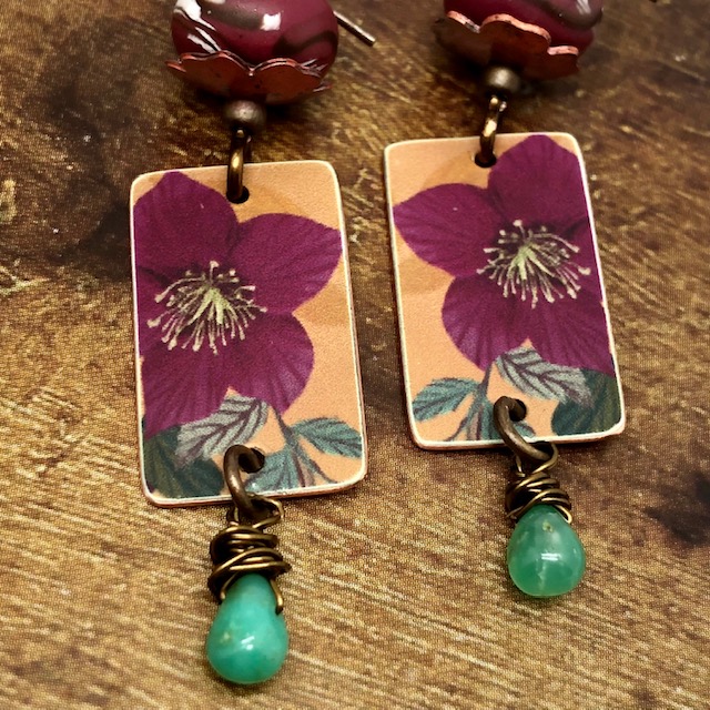 Boucles d'oreilles bohème composées de pendentifs en cuivre illustré représentant des Roses de Noël de couleur magenta. Pièces uniques.