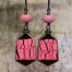 Boucles d’oreilles asymétriques composées de pendentifs en argile polymère rose indien avec des craquelures noires. Bijoux uniques de créateur.