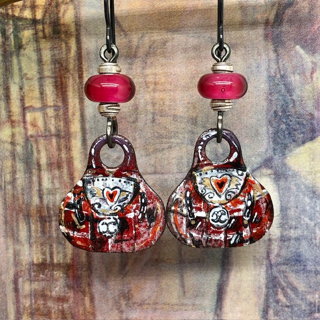 Petites boucles d'oreilles en forme de sac à main Haute Couture, rouge et rose composées de pendentifs en cuivre émaillé. Bijoux uniques.