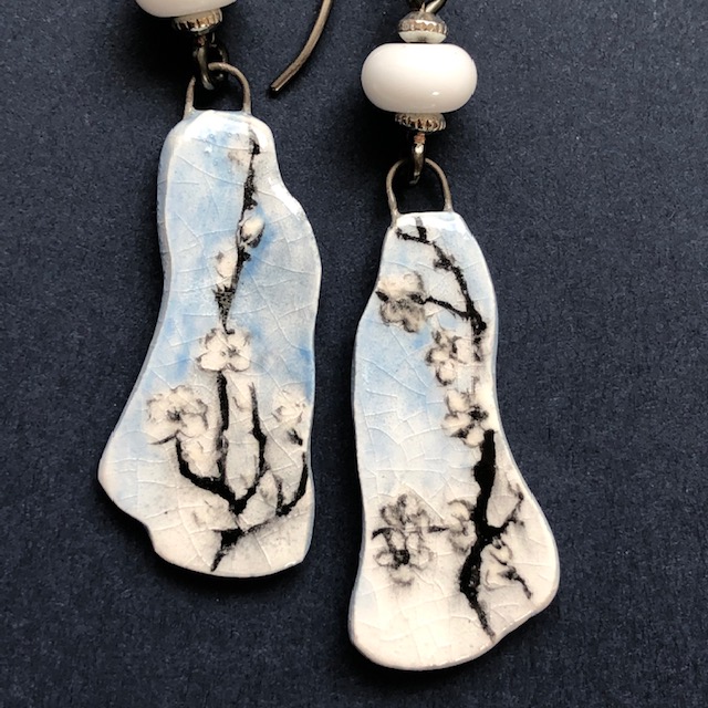 Boucles composées de pendentifs artisanaux en porcelaine émaillée (peints à la main) et de perles lampwork. Crochets d'oreilles en niobium. Pièces uniques.