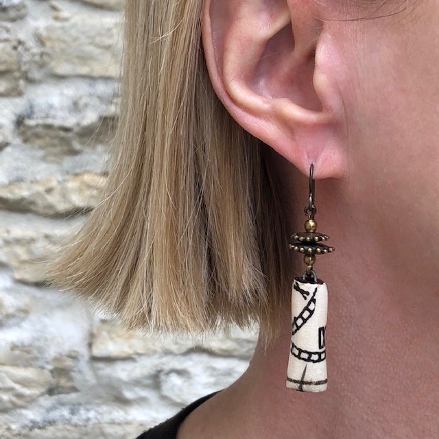boucles d'oreilles se composent de superbes pendentifs artisanaux en céramique associés à de jolies perles artisanales en bronze