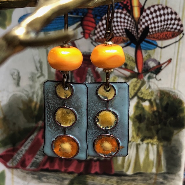 Boucles d'oreilles de créateur bohème chic en cuivre émaillé avec un motif abstrait orange, jaune et bleu gris. Pièces uniques.