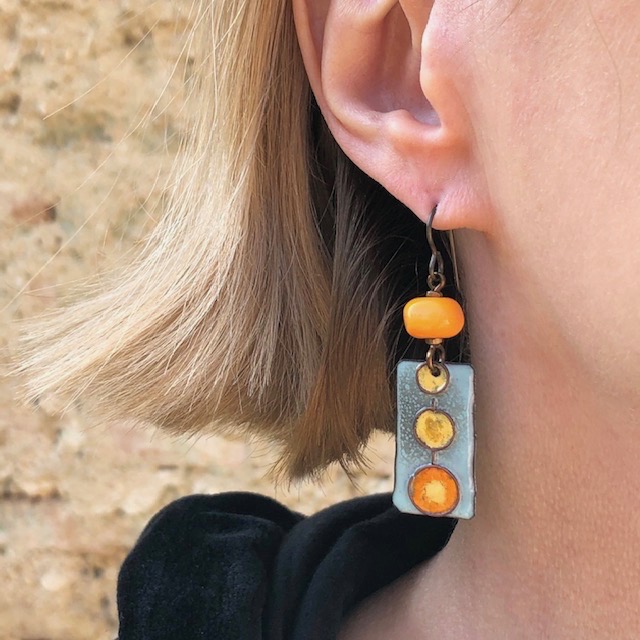 Boucles d'oreilles de créateur bohème chic en cuivre émaillé avec un motif abstrait orange, jaune et bleu gris. Pièces uniques.