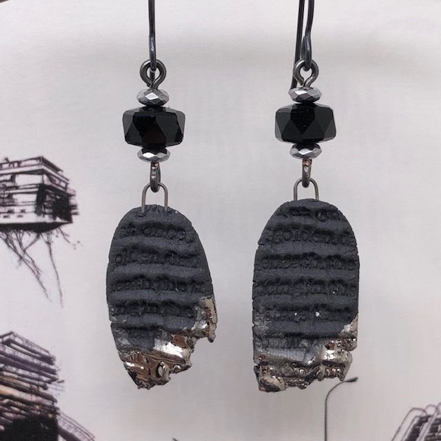 Boucles d'oreilles graphiques composées de pendentifs en porcelaine noir et argent et de perles en cristal Swarovski. Modèle unique.